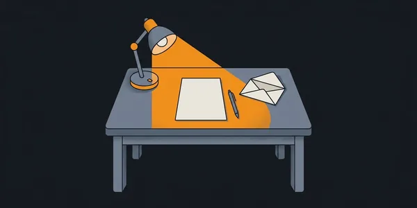 Illustration: Ein kleiner Schreibtisch mit leerem Blatt, Stift und offenem Umschlag im warmen Licht einer Tischlampe.